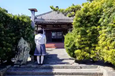 徳雲寺の{uncategorized: "未分類", other: "その他", undefined: "問題あり", building: "その他建物", grave: "お墓", sacred_gate: "鳥居", guardian: "狛犬", statue: "像", buddha: "仏像", history: "歴史", nature: "自然", garden: "庭園", animal: "動物", pagoda: "塔", temizu: "手水舎", mountain_gate: "山門・神門", sanctuary: "本殿・本堂", subordinate: "末社・摂社", art: "芸術", scenery: "景色", jizo: "地蔵", ema: "絵馬", goshuin: "御朱印", omikuji: "おみくじ", items: "授与品その他", amulet: "お守り", goshuincho: "御朱印帳", eats: "食事", festival: "お祭り", votive_dance: "神楽", shichigosan: "七五三参", wedding: "結婚式", experience: "体験その他", initially: "初詣", around: "周辺", anti_infection: "感染症対策"}