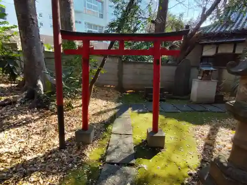 威光稲荷堂の鳥居