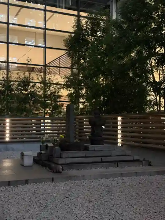 将門塚の{uncategorized: "未分類", other: "その他", undefined: "問題あり", building: "その他建物", grave: "お墓", sacred_gate: "鳥居", guardian: "狛犬", statue: "像", buddha: "仏像", history: "歴史", nature: "自然", garden: "庭園", animal: "動物", pagoda: "塔", temizu: "手水舎", mountain_gate: "山門・神門", sanctuary: "本殿・本堂", subordinate: "末社・摂社", art: "芸術", scenery: "景色", jizo: "地蔵", ema: "絵馬", goshuin: "御朱印", omikuji: "おみくじ", items: "授与品その他", amulet: "お守り", goshuincho: "御朱印帳", eats: "食事", festival: "お祭り", votive_dance: "神楽", shichigosan: "七五三参", wedding: "結婚式", experience: "体験その他", initially: "初詣", around: "周辺", anti_infection: "感染症対策"}