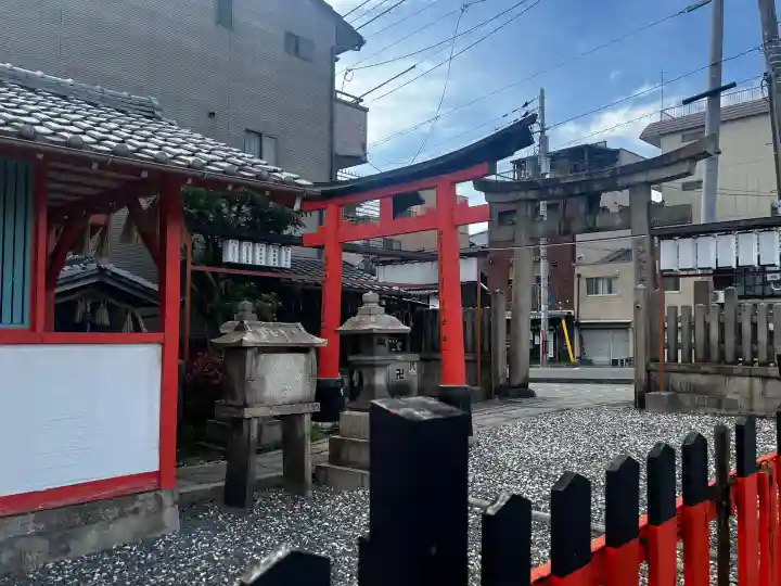 松明殿稲荷神社の{uncategorized: "未分類", other: "その他", undefined: "問題あり", building: "その他建物", grave: "お墓", sacred_gate: "鳥居", guardian: "狛犬", statue: "像", buddha: "仏像", history: "歴史", nature: "自然", garden: "庭園", animal: "動物", pagoda: "塔", temizu: "手水舎", mountain_gate: "山門・神門", sanctuary: "本殿・本堂", subordinate: "末社・摂社", art: "芸術", scenery: "景色", jizo: "地蔵", ema: "絵馬", goshuin: "御朱印", omikuji: "おみくじ", items: "授与品その他", amulet: "お守り", goshuincho: "御朱印帳", eats: "食事", festival: "お祭り", votive_dance: "神楽", shichigosan: "七五三参", wedding: "結婚式", experience: "体験その他", initially: "初詣", around: "周辺", anti_infection: "感染症対策"}