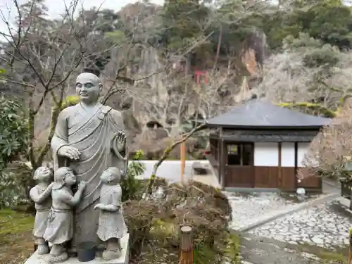 那谷寺の{uncategorized: "未分類", other: "その他", undefined: "問題あり", building: "その他建物", grave: "お墓", sacred_gate: "鳥居", guardian: "狛犬", statue: "像", buddha: "仏像", history: "歴史", nature: "自然", garden: "庭園", animal: "動物", pagoda: "塔", temizu: "手水舎", mountain_gate: "山門・神門", sanctuary: "本殿・本堂", subordinate: "末社・摂社", art: "芸術", scenery: "景色", jizo: "地蔵", ema: "絵馬", goshuin: "御朱印", omikuji: "おみくじ", items: "授与品その他", amulet: "お守り", goshuincho: "御朱印帳", eats: "食事", festival: "お祭り", votive_dance: "神楽", shichigosan: "七五三参", wedding: "結婚式", experience: "体験その他", initially: "初詣", around: "周辺", anti_infection: "感染症対策"}