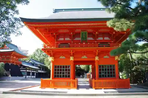 穴八幡宮の山門