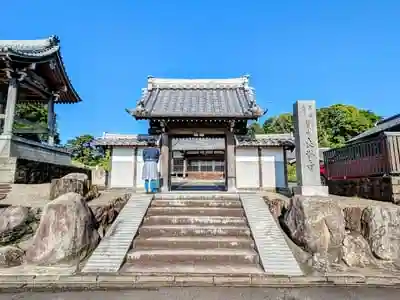 良満寺の山門