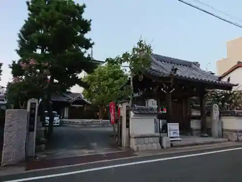 清寳寺の山門