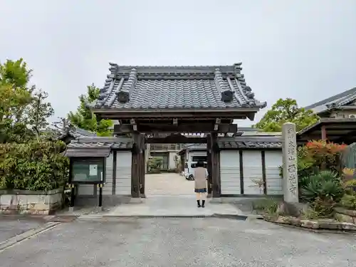 西光寺の山門