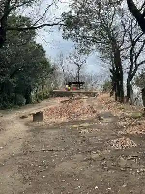 新田神社の{uncategorized: "未分類", other: "その他", undefined: "問題あり", building: "その他建物", grave: "お墓", sacred_gate: "鳥居", guardian: "狛犬", statue: "像", buddha: "仏像", history: "歴史", nature: "自然", garden: "庭園", animal: "動物", pagoda: "塔", temizu: "手水舎", mountain_gate: "山門・神門", sanctuary: "本殿・本堂", subordinate: "末社・摂社", art: "芸術", scenery: "景色", jizo: "地蔵", ema: "絵馬", goshuin: "御朱印", omikuji: "おみくじ", items: "授与品その他", amulet: "お守り", goshuincho: "御朱印帳", eats: "食事", festival: "お祭り", votive_dance: "神楽", shichigosan: "七五三参", wedding: "結婚式", experience: "体験その他", initially: "初詣", around: "周辺", anti_infection: "感染症対策"}