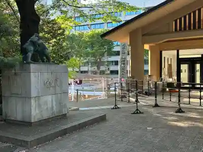 靖國神社の{uncategorized: "未分類", other: "その他", undefined: "問題あり", building: "その他建物", grave: "お墓", sacred_gate: "鳥居", guardian: "狛犬", statue: "像", buddha: "仏像", history: "歴史", nature: "自然", garden: "庭園", animal: "動物", pagoda: "塔", temizu: "手水舎", mountain_gate: "山門・神門", sanctuary: "本殿・本堂", subordinate: "末社・摂社", art: "芸術", scenery: "景色", jizo: "地蔵", ema: "絵馬", goshuin: "御朱印", omikuji: "おみくじ", items: "授与品その他", amulet: "お守り", goshuincho: "御朱印帳", eats: "食事", festival: "お祭り", votive_dance: "神楽", shichigosan: "七五三参", wedding: "結婚式", experience: "体験その他", initially: "初詣", around: "周辺", anti_infection: "感染症対策"}