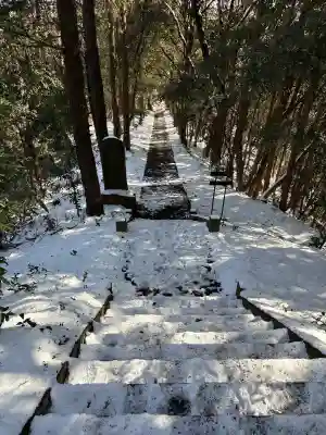 四津山神社の{uncategorized: "未分類", other: "その他", undefined: "問題あり", building: "その他建物", grave: "お墓", sacred_gate: "鳥居", guardian: "狛犬", statue: "像", buddha: "仏像", history: "歴史", nature: "自然", garden: "庭園", animal: "動物", pagoda: "塔", temizu: "手水舎", mountain_gate: "山門・神門", sanctuary: "本殿・本堂", subordinate: "末社・摂社", art: "芸術", scenery: "景色", jizo: "地蔵", ema: "絵馬", goshuin: "御朱印", omikuji: "おみくじ", items: "授与品その他", amulet: "お守り", goshuincho: "御朱印帳", eats: "食事", festival: "お祭り", votive_dance: "神楽", shichigosan: "七五三参", wedding: "結婚式", experience: "体験その他", initially: "初詣", around: "周辺", anti_infection: "感染症対策"}