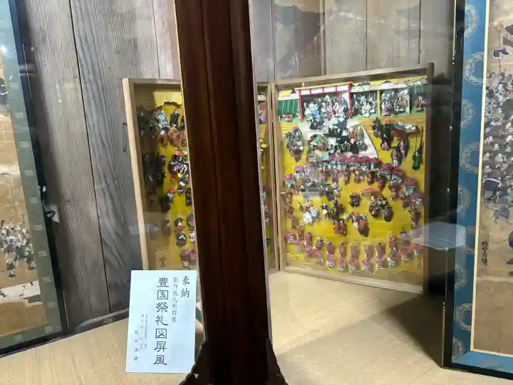 豊国神社の{uncategorized: "未分類", other: "その他", undefined: "問題あり", building: "その他建物", grave: "お墓", sacred_gate: "鳥居", guardian: "狛犬", statue: "像", buddha: "仏像", history: "歴史", nature: "自然", garden: "庭園", animal: "動物", pagoda: "塔", temizu: "手水舎", mountain_gate: "山門・神門", sanctuary: "本殿・本堂", subordinate: "末社・摂社", art: "芸術", scenery: "景色", jizo: "地蔵", ema: "絵馬", goshuin: "御朱印", omikuji: "おみくじ", items: "授与品その他", amulet: "お守り", goshuincho: "御朱印帳", eats: "食事", festival: "お祭り", votive_dance: "神楽", shichigosan: "七五三参", wedding: "結婚式", experience: "体験その他", initially: "初詣", around: "周辺", anti_infection: "感染症対策"}