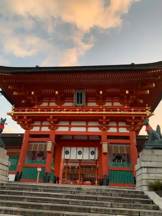 伏見稲荷大社の山門・神門