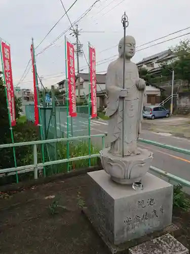 祠（親池地蔵菩薩）の像