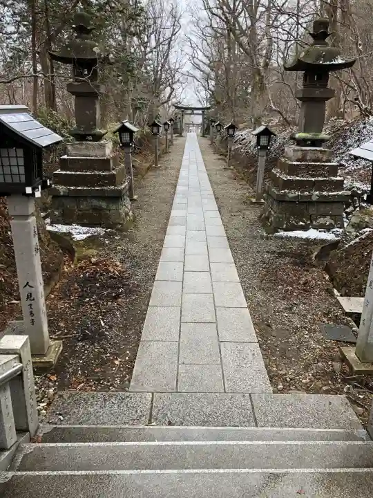 那須温泉神社の{uncategorized: "未分類", other: "その他", undefined: "問題あり", building: "その他建物", grave: "お墓", sacred_gate: "鳥居", guardian: "狛犬", statue: "像", buddha: "仏像", history: "歴史", nature: "自然", garden: "庭園", animal: "動物", pagoda: "塔", temizu: "手水舎", mountain_gate: "山門・神門", sanctuary: "本殿・本堂", subordinate: "末社・摂社", art: "芸術", scenery: "景色", jizo: "地蔵", ema: "絵馬", goshuin: "御朱印", omikuji: "おみくじ", items: "授与品その他", amulet: "お守り", goshuincho: "御朱印帳", eats: "食事", festival: "お祭り", votive_dance: "神楽", shichigosan: "七五三参", wedding: "結婚式", experience: "体験その他", initially: "初詣", around: "周辺", anti_infection: "感染症対策"}