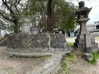 赤留比売命神社（杭全神社飛地境内社）の{uncategorized: "未分類", other: "その他", undefined: "問題あり", building: "その他建物", grave: "お墓", sacred_gate: "鳥居", guardian: "狛犬", statue: "像", buddha: "仏像", history: "歴史", nature: "自然", garden: "庭園", animal: "動物", pagoda: "塔", temizu: "手水舎", mountain_gate: "山門・神門", sanctuary: "本殿・本堂", subordinate: "末社・摂社", art: "芸術", scenery: "景色", jizo: "地蔵", ema: "絵馬", goshuin: "御朱印", omikuji: "おみくじ", items: "授与品その他", amulet: "お守り", goshuincho: "御朱印帳", eats: "食事", festival: "お祭り", votive_dance: "神楽", shichigosan: "七五三参", wedding: "結婚式", experience: "体験その他", initially: "初詣", around: "周辺", anti_infection: "感染症対策"}