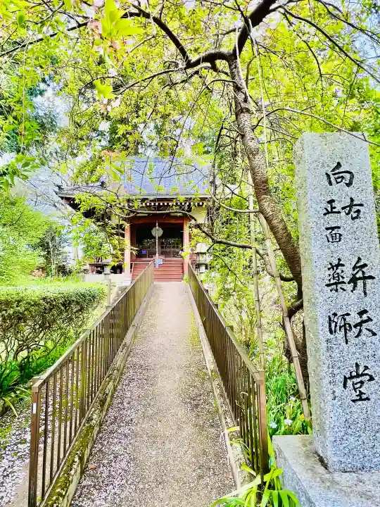 弘願寺の{uncategorized: "未分類", other: "その他", undefined: "問題あり", building: "その他建物", grave: "お墓", sacred_gate: "鳥居", guardian: "狛犬", statue: "像", buddha: "仏像", history: "歴史", nature: "自然", garden: "庭園", animal: "動物", pagoda: "塔", temizu: "手水舎", mountain_gate: "山門・神門", sanctuary: "本殿・本堂", subordinate: "末社・摂社", art: "芸術", scenery: "景色", jizo: "地蔵", ema: "絵馬", goshuin: "御朱印", omikuji: "おみくじ", items: "授与品その他", amulet: "お守り", goshuincho: "御朱印帳", eats: "食事", festival: "お祭り", votive_dance: "神楽", shichigosan: "七五三参", wedding: "結婚式", experience: "体験その他", initially: "初詣", around: "周辺", anti_infection: "感染症対策"}