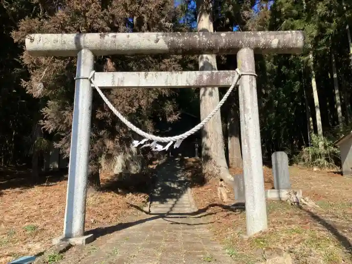 下永野熊野神社の{uncategorized: "未分類", other: "その他", undefined: "問題あり", building: "その他建物", grave: "お墓", sacred_gate: "鳥居", guardian: "狛犬", statue: "像", buddha: "仏像", history: "歴史", nature: "自然", garden: "庭園", animal: "動物", pagoda: "塔", temizu: "手水舎", mountain_gate: "山門・神門", sanctuary: "本殿・本堂", subordinate: "末社・摂社", art: "芸術", scenery: "景色", jizo: "地蔵", ema: "絵馬", goshuin: "御朱印", omikuji: "おみくじ", items: "授与品その他", amulet: "お守り", goshuincho: "御朱印帳", eats: "食事", festival: "お祭り", votive_dance: "神楽", shichigosan: "七五三参", wedding: "結婚式", experience: "体験その他", initially: "初詣", around: "周辺", anti_infection: "感染症対策"}