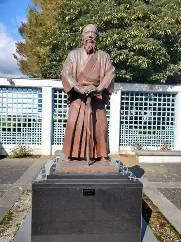 田中霊祠の像