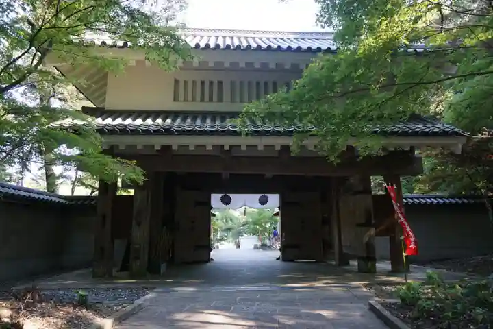 目の霊山 油山寺の山門・神門