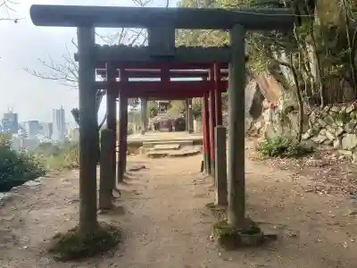 金光稲荷神社の{uncategorized: "未分類", other: "その他", undefined: "問題あり", building: "その他建物", grave: "お墓", sacred_gate: "鳥居", guardian: "狛犬", statue: "像", buddha: "仏像", history: "歴史", nature: "自然", garden: "庭園", animal: "動物", pagoda: "塔", temizu: "手水舎", mountain_gate: "山門・神門", sanctuary: "本殿・本堂", subordinate: "末社・摂社", art: "芸術", scenery: "景色", jizo: "地蔵", ema: "絵馬", goshuin: "御朱印", omikuji: "おみくじ", items: "授与品その他", amulet: "お守り", goshuincho: "御朱印帳", eats: "食事", festival: "お祭り", votive_dance: "神楽", shichigosan: "七五三参", wedding: "結婚式", experience: "体験その他", initially: "初詣", around: "周辺", anti_infection: "感染症対策"}