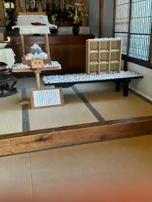温泉寺の{uncategorized: "未分類", other: "その他", undefined: "問題あり", building: "その他建物", grave: "お墓", sacred_gate: "鳥居", guardian: "狛犬", statue: "像", buddha: "仏像", history: "歴史", nature: "自然", garden: "庭園", animal: "動物", pagoda: "塔", temizu: "手水舎", mountain_gate: "山門・神門", sanctuary: "本殿・本堂", subordinate: "末社・摂社", art: "芸術", scenery: "景色", jizo: "地蔵", ema: "絵馬", goshuin: "御朱印", omikuji: "おみくじ", items: "授与品その他", amulet: "お守り", goshuincho: "御朱印帳", eats: "食事", festival: "お祭り", votive_dance: "神楽", shichigosan: "七五三参", wedding: "結婚式", experience: "体験その他", initially: "初詣", around: "周辺", anti_infection: "感染症対策"}