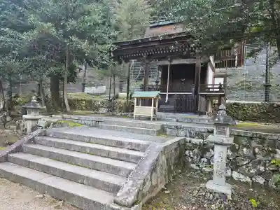 月読神社（松尾大社摂社）の{uncategorized: "未分類", other: "その他", undefined: "問題あり", building: "その他建物", grave: "お墓", sacred_gate: "鳥居", guardian: "狛犬", statue: "像", buddha: "仏像", history: "歴史", nature: "自然", garden: "庭園", animal: "動物", pagoda: "塔", temizu: "手水舎", mountain_gate: "山門・神門", sanctuary: "本殿・本堂", subordinate: "末社・摂社", art: "芸術", scenery: "景色", jizo: "地蔵", ema: "絵馬", goshuin: "御朱印", omikuji: "おみくじ", items: "授与品その他", amulet: "お守り", goshuincho: "御朱印帳", eats: "食事", festival: "お祭り", votive_dance: "神楽", shichigosan: "七五三参", wedding: "結婚式", experience: "体験その他", initially: "初詣", around: "周辺", anti_infection: "感染症対策"}