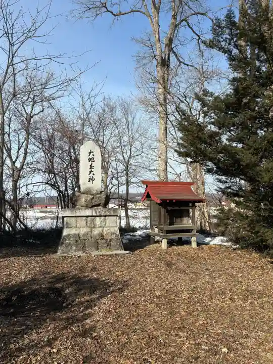 白人神社の{uncategorized: "未分類", other: "その他", undefined: "問題あり", building: "その他建物", grave: "お墓", sacred_gate: "鳥居", guardian: "狛犬", statue: "像", buddha: "仏像", history: "歴史", nature: "自然", garden: "庭園", animal: "動物", pagoda: "塔", temizu: "手水舎", mountain_gate: "山門・神門", sanctuary: "本殿・本堂", subordinate: "末社・摂社", art: "芸術", scenery: "景色", jizo: "地蔵", ema: "絵馬", goshuin: "御朱印", omikuji: "おみくじ", items: "授与品その他", amulet: "お守り", goshuincho: "御朱印帳", eats: "食事", festival: "お祭り", votive_dance: "神楽", shichigosan: "七五三参", wedding: "結婚式", experience: "体験その他", initially: "初詣", around: "周辺", anti_infection: "感染症対策"}