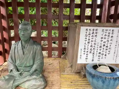 南州神社の像