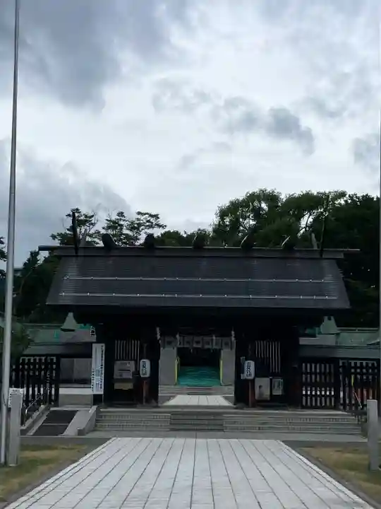 札幌護國神社の{uncategorized: "未分類", other: "その他", undefined: "問題あり", building: "その他建物", grave: "お墓", sacred_gate: "鳥居", guardian: "狛犬", statue: "像", buddha: "仏像", history: "歴史", nature: "自然", garden: "庭園", animal: "動物", pagoda: "塔", temizu: "手水舎", mountain_gate: "山門・神門", sanctuary: "本殿・本堂", subordinate: "末社・摂社", art: "芸術", scenery: "景色", jizo: "地蔵", ema: "絵馬", goshuin: "御朱印", omikuji: "おみくじ", items: "授与品その他", amulet: "お守り", goshuincho: "御朱印帳", eats: "食事", festival: "お祭り", votive_dance: "神楽", shichigosan: "七五三参", wedding: "結婚式", experience: "体験その他", initially: "初詣", around: "周辺", anti_infection: "感染症対策"}