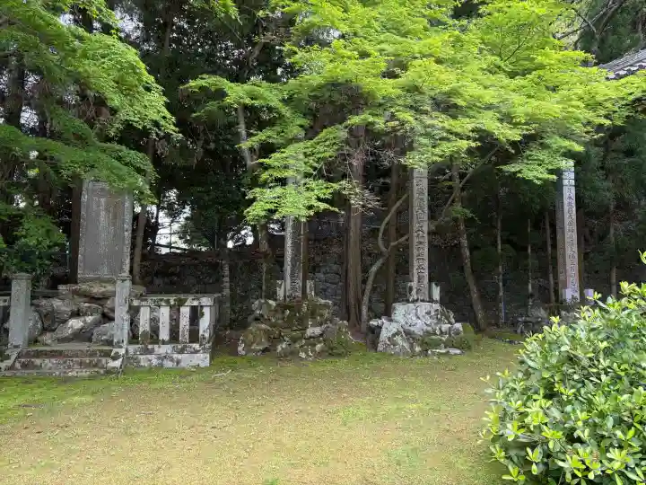 西教寺の{uncategorized: "未分類", other: "その他", undefined: "問題あり", building: "その他建物", grave: "お墓", sacred_gate: "鳥居", guardian: "狛犬", statue: "像", buddha: "仏像", history: "歴史", nature: "自然", garden: "庭園", animal: "動物", pagoda: "塔", temizu: "手水舎", mountain_gate: "山門・神門", sanctuary: "本殿・本堂", subordinate: "末社・摂社", art: "芸術", scenery: "景色", jizo: "地蔵", ema: "絵馬", goshuin: "御朱印", omikuji: "おみくじ", items: "授与品その他", amulet: "お守り", goshuincho: "御朱印帳", eats: "食事", festival: "お祭り", votive_dance: "神楽", shichigosan: "七五三参", wedding: "結婚式", experience: "体験その他", initially: "初詣", around: "周辺", anti_infection: "感染症対策"}