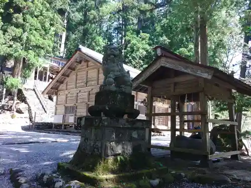 白山中居神社の狛犬