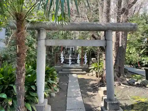 新橋鹽竃神社の鳥居