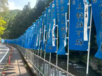 丹生川上神社（下社）の{uncategorized: "未分類", other: "その他", undefined: "問題あり", building: "その他建物", grave: "お墓", sacred_gate: "鳥居", guardian: "狛犬", statue: "像", buddha: "仏像", history: "歴史", nature: "自然", garden: "庭園", animal: "動物", pagoda: "塔", temizu: "手水舎", mountain_gate: "山門・神門", sanctuary: "本殿・本堂", subordinate: "末社・摂社", art: "芸術", scenery: "景色", jizo: "地蔵", ema: "絵馬", goshuin: "御朱印", omikuji: "おみくじ", items: "授与品その他", amulet: "お守り", goshuincho: "御朱印帳", eats: "食事", festival: "お祭り", votive_dance: "神楽", shichigosan: "七五三参", wedding: "結婚式", experience: "体験その他", initially: "初詣", around: "周辺", anti_infection: "感染症対策"}