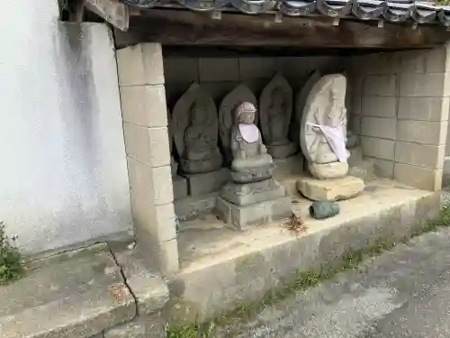 霊泉寺の{uncategorized: "未分類", other: "その他", undefined: "問題あり", building: "その他建物", grave: "お墓", sacred_gate: "鳥居", guardian: "狛犬", statue: "像", buddha: "仏像", history: "歴史", nature: "自然", garden: "庭園", animal: "動物", pagoda: "塔", temizu: "手水舎", mountain_gate: "山門・神門", sanctuary: "本殿・本堂", subordinate: "末社・摂社", art: "芸術", scenery: "景色", jizo: "地蔵", ema: "絵馬", goshuin: "御朱印", omikuji: "おみくじ", items: "授与品その他", amulet: "お守り", goshuincho: "御朱印帳", eats: "食事", festival: "お祭り", votive_dance: "神楽", shichigosan: "七五三参", wedding: "結婚式", experience: "体験その他", initially: "初詣", around: "周辺", anti_infection: "感染症対策"}