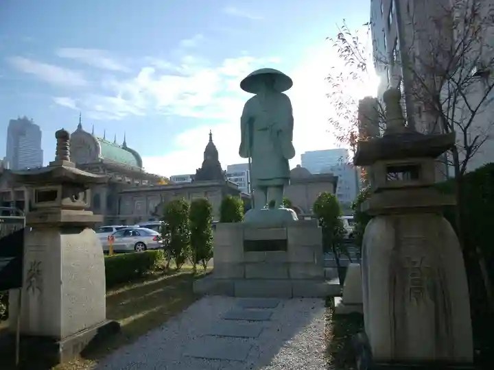 築地本願寺(本願寺築地別院)の像