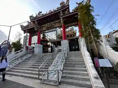 横濱関帝廟の山門・神門