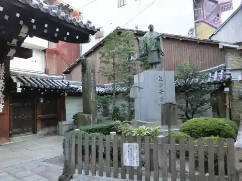 本能寺の像