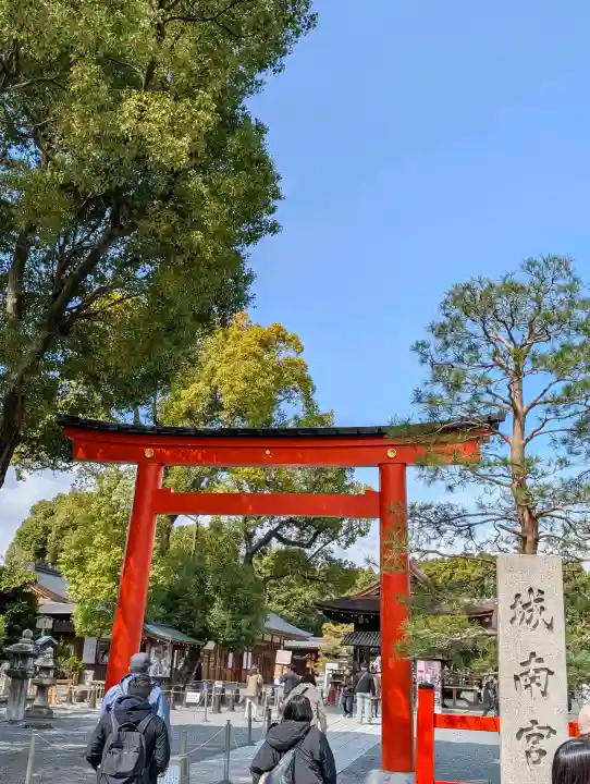 城南宮の{uncategorized: "未分類", other: "その他", undefined: "問題あり", building: "その他建物", grave: "お墓", sacred_gate: "鳥居", guardian: "狛犬", statue: "像", buddha: "仏像", history: "歴史", nature: "自然", garden: "庭園", animal: "動物", pagoda: "塔", temizu: "手水舎", mountain_gate: "山門・神門", sanctuary: "本殿・本堂", subordinate: "末社・摂社", art: "芸術", scenery: "景色", jizo: "地蔵", ema: "絵馬", goshuin: "御朱印", omikuji: "おみくじ", items: "授与品その他", amulet: "お守り", goshuincho: "御朱印帳", eats: "食事", festival: "お祭り", votive_dance: "神楽", shichigosan: "七五三参", wedding: "結婚式", experience: "体験その他", initially: "初詣", around: "周辺", anti_infection: "感染症対策"}