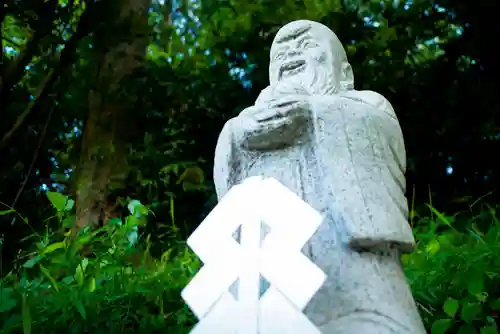 磐裂根裂神社の像