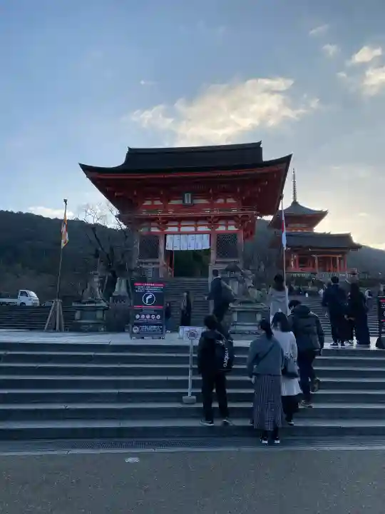 清水寺の{uncategorized: "未分類", other: "その他", undefined: "問題あり", building: "その他建物", grave: "お墓", sacred_gate: "鳥居", guardian: "狛犬", statue: "像", buddha: "仏像", history: "歴史", nature: "自然", garden: "庭園", animal: "動物", pagoda: "塔", temizu: "手水舎", mountain_gate: "山門・神門", sanctuary: "本殿・本堂", subordinate: "末社・摂社", art: "芸術", scenery: "景色", jizo: "地蔵", ema: "絵馬", goshuin: "御朱印", omikuji: "おみくじ", items: "授与品その他", amulet: "お守り", goshuincho: "御朱印帳", eats: "食事", festival: "お祭り", votive_dance: "神楽", shichigosan: "七五三参", wedding: "結婚式", experience: "体験その他", initially: "初詣", around: "周辺", anti_infection: "感染症対策"}