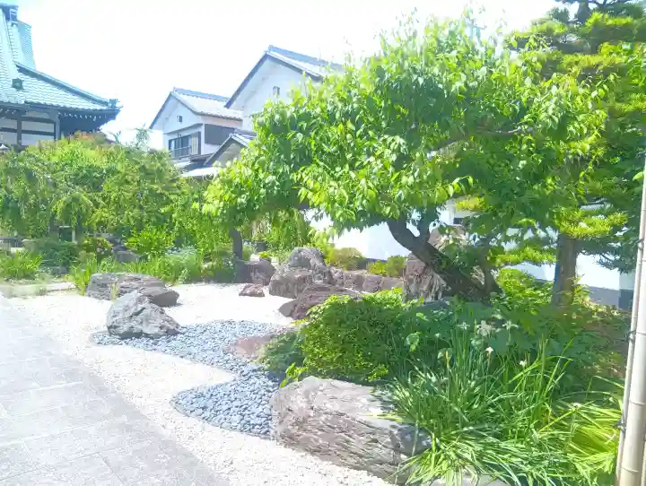 光受寺の{uncategorized: "未分類", other: "その他", undefined: "問題あり", building: "その他建物", grave: "お墓", sacred_gate: "鳥居", guardian: "狛犬", statue: "像", buddha: "仏像", history: "歴史", nature: "自然", garden: "庭園", animal: "動物", pagoda: "塔", temizu: "手水舎", mountain_gate: "山門・神門", sanctuary: "本殿・本堂", subordinate: "末社・摂社", art: "芸術", scenery: "景色", jizo: "地蔵", ema: "絵馬", goshuin: "御朱印", omikuji: "おみくじ", items: "授与品その他", amulet: "お守り", goshuincho: "御朱印帳", eats: "食事", festival: "お祭り", votive_dance: "神楽", shichigosan: "七五三参", wedding: "結婚式", experience: "体験その他", initially: "初詣", around: "周辺", anti_infection: "感染症対策"}