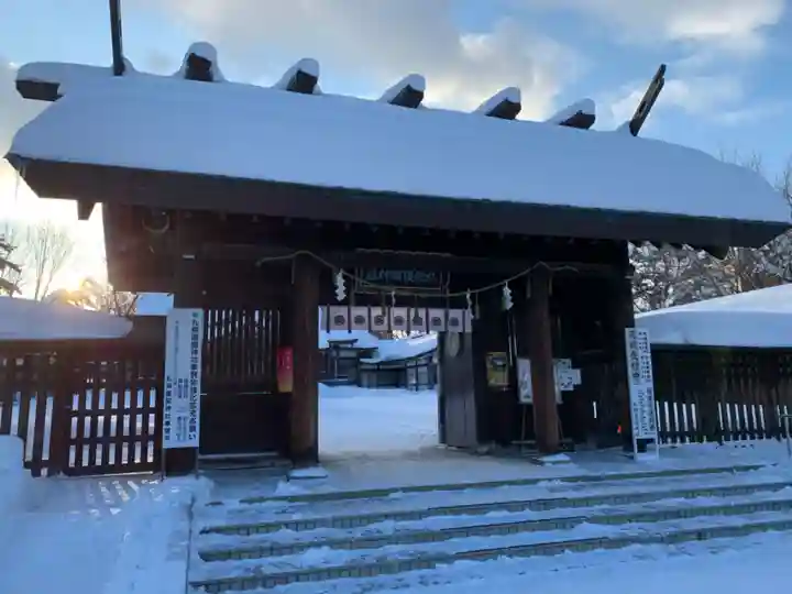 札幌護國神社の山門・神門