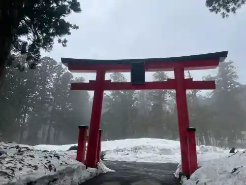 出羽神社(出羽三山神社)～三神合祭殿～の{uncategorized: "未分類", other: "その他", undefined: "問題あり", building: "その他建物", grave: "お墓", sacred_gate: "鳥居", guardian: "狛犬", statue: "像", buddha: "仏像", history: "歴史", nature: "自然", garden: "庭園", animal: "動物", pagoda: "塔", temizu: "手水舎", mountain_gate: "山門・神門", sanctuary: "本殿・本堂", subordinate: "末社・摂社", art: "芸術", scenery: "景色", jizo: "地蔵", ema: "絵馬", goshuin: "御朱印", omikuji: "おみくじ", items: "授与品その他", amulet: "お守り", goshuincho: "御朱印帳", eats: "食事", festival: "お祭り", votive_dance: "神楽", shichigosan: "七五三参", wedding: "結婚式", experience: "体験その他", initially: "初詣", around: "周辺", anti_infection: "感染症対策"}