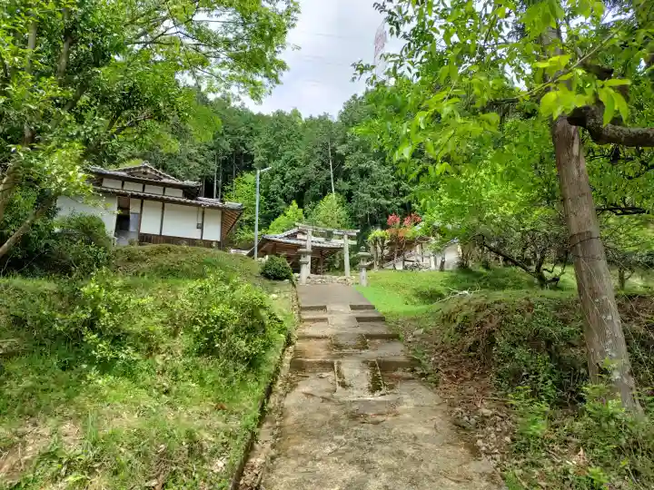 慈久神社の{uncategorized: "未分類", other: "その他", undefined: "問題あり", building: "その他建物", grave: "お墓", sacred_gate: "鳥居", guardian: "狛犬", statue: "像", buddha: "仏像", history: "歴史", nature: "自然", garden: "庭園", animal: "動物", pagoda: "塔", temizu: "手水舎", mountain_gate: "山門・神門", sanctuary: "本殿・本堂", subordinate: "末社・摂社", art: "芸術", scenery: "景色", jizo: "地蔵", ema: "絵馬", goshuin: "御朱印", omikuji: "おみくじ", items: "授与品その他", amulet: "お守り", goshuincho: "御朱印帳", eats: "食事", festival: "お祭り", votive_dance: "神楽", shichigosan: "七五三参", wedding: "結婚式", experience: "体験その他", initially: "初詣", around: "周辺", anti_infection: "感染症対策"}