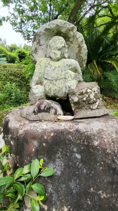 諏訪神社の{uncategorized: "未分類", other: "その他", undefined: "問題あり", building: "その他建物", grave: "お墓", sacred_gate: "鳥居", guardian: "狛犬", statue: "像", buddha: "仏像", history: "歴史", nature: "自然", garden: "庭園", animal: "動物", pagoda: "塔", temizu: "手水舎", mountain_gate: "山門・神門", sanctuary: "本殿・本堂", subordinate: "末社・摂社", art: "芸術", scenery: "景色", jizo: "地蔵", ema: "絵馬", goshuin: "御朱印", omikuji: "おみくじ", items: "授与品その他", amulet: "お守り", goshuincho: "御朱印帳", eats: "食事", festival: "お祭り", votive_dance: "神楽", shichigosan: "七五三参", wedding: "結婚式", experience: "体験その他", initially: "初詣", around: "周辺", anti_infection: "感染症対策"}