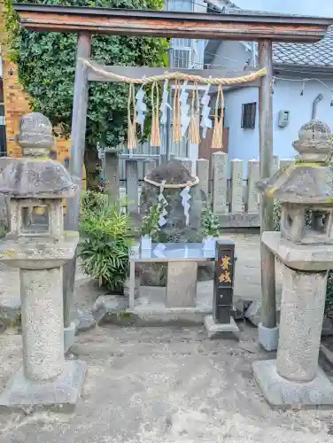神劔神社の{uncategorized: "未分類", other: "その他", undefined: "問題あり", building: "その他建物", grave: "お墓", sacred_gate: "鳥居", guardian: "狛犬", statue: "像", buddha: "仏像", history: "歴史", nature: "自然", garden: "庭園", animal: "動物", pagoda: "塔", temizu: "手水舎", mountain_gate: "山門・神門", sanctuary: "本殿・本堂", subordinate: "末社・摂社", art: "芸術", scenery: "景色", jizo: "地蔵", ema: "絵馬", goshuin: "御朱印", omikuji: "おみくじ", items: "授与品その他", amulet: "お守り", goshuincho: "御朱印帳", eats: "食事", festival: "お祭り", votive_dance: "神楽", shichigosan: "七五三参", wedding: "結婚式", experience: "体験その他", initially: "初詣", around: "周辺", anti_infection: "感染症対策"}