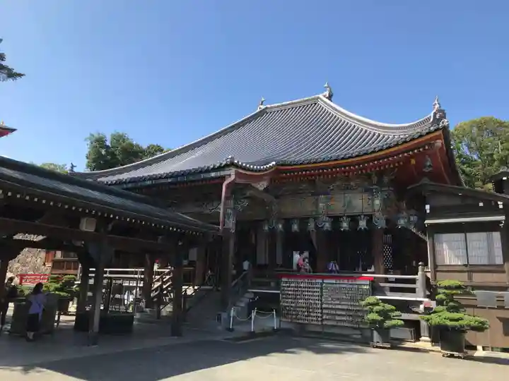 中山寺の本殿・本堂