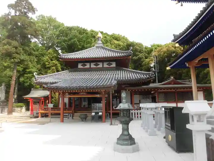 中山寺の本殿・本堂