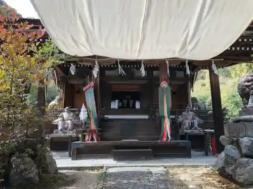 三尾神社の{uncategorized: "未分類", other: "その他", undefined: "問題あり", building: "その他建物", grave: "お墓", sacred_gate: "鳥居", guardian: "狛犬", statue: "像", buddha: "仏像", history: "歴史", nature: "自然", garden: "庭園", animal: "動物", pagoda: "塔", temizu: "手水舎", mountain_gate: "山門・神門", sanctuary: "本殿・本堂", subordinate: "末社・摂社", art: "芸術", scenery: "景色", jizo: "地蔵", ema: "絵馬", goshuin: "御朱印", omikuji: "おみくじ", items: "授与品その他", amulet: "お守り", goshuincho: "御朱印帳", eats: "食事", festival: "お祭り", votive_dance: "神楽", shichigosan: "七五三参", wedding: "結婚式", experience: "体験その他", initially: "初詣", around: "周辺", anti_infection: "感染症対策"}