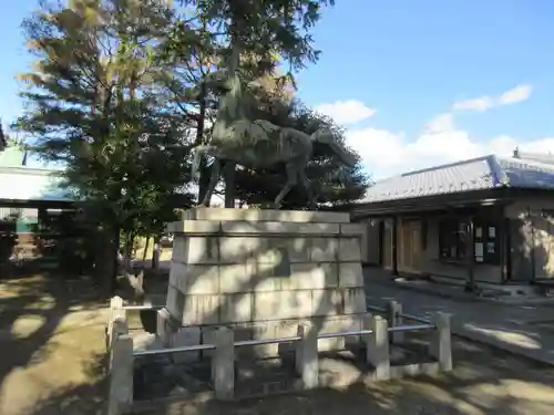 大神神社（花池）の像