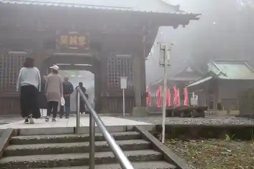 久遠寺の山門