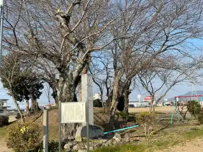 地蔵堂(千僧供古墳 地蔵尊)の{uncategorized: "未分類", other: "その他", undefined: "問題あり", building: "その他建物", grave: "お墓", sacred_gate: "鳥居", guardian: "狛犬", statue: "像", buddha: "仏像", history: "歴史", nature: "自然", garden: "庭園", animal: "動物", pagoda: "塔", temizu: "手水舎", mountain_gate: "山門・神門", sanctuary: "本殿・本堂", subordinate: "末社・摂社", art: "芸術", scenery: "景色", jizo: "地蔵", ema: "絵馬", goshuin: "御朱印", omikuji: "おみくじ", items: "授与品その他", amulet: "お守り", goshuincho: "御朱印帳", eats: "食事", festival: "お祭り", votive_dance: "神楽", shichigosan: "七五三参", wedding: "結婚式", experience: "体験その他", initially: "初詣", around: "周辺", anti_infection: "感染症対策"}